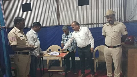 पुणे-बंगळूर राष्ट्रीय महामार्गावर ४ लाखांची रोकड जप्त; कोगनोळी तपासणी नाक्यावर कारवाई