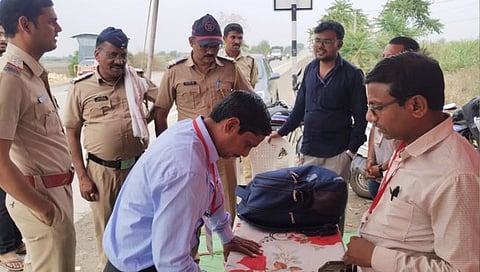 वाशिम : कारंजा ते अमरावती रस्त्यावर कारमध्ये ३६ लाखांची रक्कम; स्थिर सर्वेक्षण पथकाची कारवाई