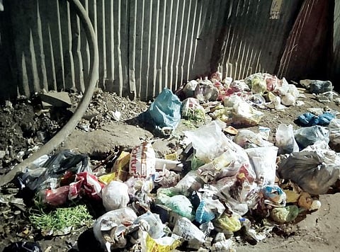 पुढे कचरा उचलला, मागे ढीग लावा..! केशवनगरच्या रस्त्यावरील चित्र
