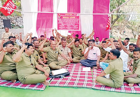 मानधन तत्त्वावरील कामगारांनी पुकारले बंड; 38 कर्मचारी उपोषणात सहभागी