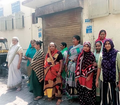 बंद शौचालयामुळे महिलांची कुचंबणा; शौचालयासह नागरी सुविधा द्या : महिलांची मागणी