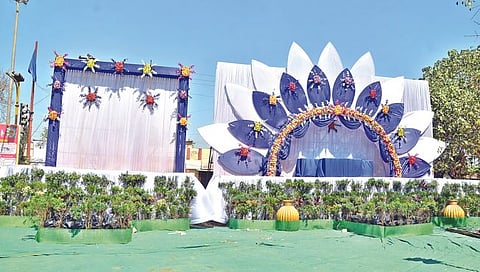 नाशिक : महामानव डॉ. बाबासाहेब आंबेडकर यांचा जयंती सोहळा साजरा करण्यासाठी अशाप्रकारे व्यासपीठ उभारण्यात आले आहे. (छाया : हेमंत घोरपडे)