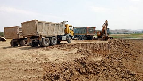 नाशिक : गंगापूर धरणातून अशा पद्धतीने गाळ उपसा केला जात आहे.