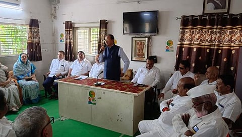 धुळे : राम पॅलेस या जनसंपर्क कार्यालयात भारतीय जनता पक्षाच्या शहर मतदारसंघातील प्रमुख पदाधिकारी व कार्यकर्त्यांची बैठकीत निवडणूकीच्या पार्श्वभूमीवर बोलताना लोकसभा क्षेत्रप्रमुख राजवर्धन कदमबांडे. (छाया : यशवंत हरणे)