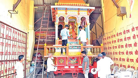 पंचवटी : श्रीरामनवमीनंतर कामदा एकादशीला शहरातून काढण्यात येणाऱ्या रथोत्सवासाठी सुरु असलेली रामरथाची सुरु असलेली सजावट (छाया: हेमंत घोरपडे)