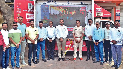 सिडको : उत्तमनगर येथे 'पुढारी' न्यूज एलईडी व्हॅनच्या शुभारंभप्रसंगी 'आयमा'चे अध्यक्ष ललित बुब, उपाध्यक्ष राजेंद्र पानसरे, उपाध्यक्ष उमेश कोठावदे, खजिनदार गोविंद झा, अंबड पोलिस ठाण्याचे पोलिस निरीक्षक दिनेश शेंडे, सिडको महाविद्यालयाचे प्राचार्य एस. के. कुशारे, मुख्याध्यापक उमेश देवरे आदी.