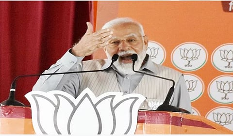 जाहीर सभेत बाेलताना पंतप्रधान नरेंद्र माेदी.