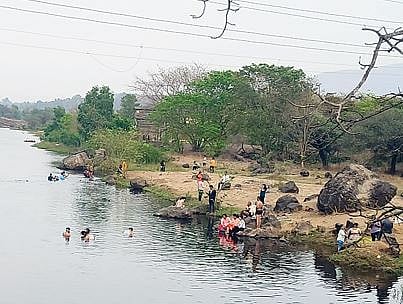 Pune : टंचाईच्या काळात पाण्याचा अपव्यय; व्हॉल्व, स्प्रिंकलर नादुरुस्त झाल्याने गळती