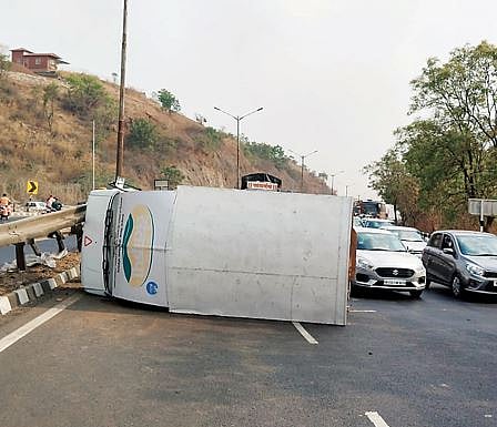Accident News : दरी पुलाजवळ टेम्पोला अपघात
