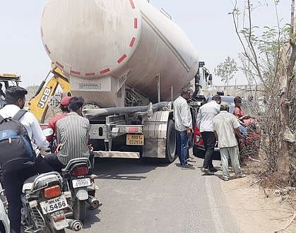 रस्त्याचे रुंदीकरण वाहनचालकांच्या जिवावर; लोहगावमधील परिसरातील स्थिती