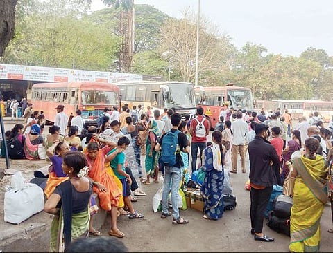 एस.टी. फुल्ल, स्थानकांवरही गर्दी : ग्रामीण भागासह अन्य जिल्ह्यांकडे प्रवाशांची धाव