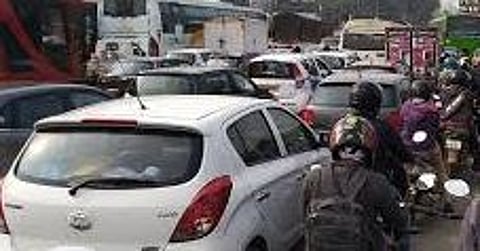 अनधिकृत पार्किंगमुळे वाहतूक कोंडी; उपाययोजना करण्याची मागणी