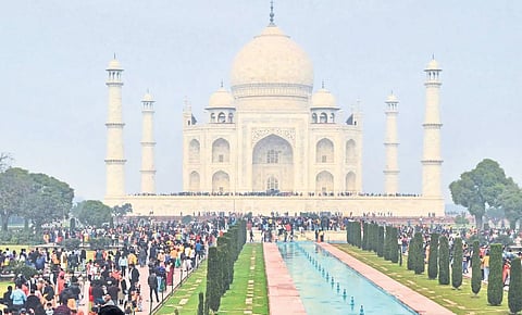 प्रदूषणापासून ताजमहालच्या संरक्षणाबाबतीत पुरातत्व विभागाकडे सुप्रीम कोर्टाने मागितले स्पष्टीकरण