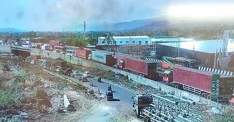 केमिकलचा ट्रक उलटला; सातारा महामार्गावर दहा किलोमीटरपर्यंत वाहतुक कोंडी