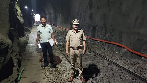 रत्नागिरी : खेड येथे रेल्वेच्या धडकेत एक कामगार ठार; पाच जखमी