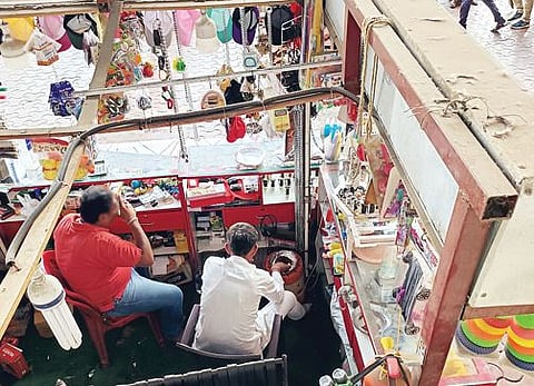 रेल्वे स्थानकातील दुकानात भरदिवसा मद्यपान; आरपीएफकडून कारवाई