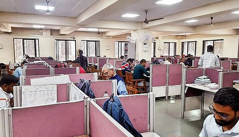 विद्यार्थ्यांसोबत कुलगुरूंचाही अभ्यास : पुणे विद्यापीठात ’18 तास अभ्यास अभियान’