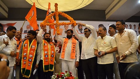 Nashik | मुख्यमंत्र्यांची महायुतीच्या पदाधिकाऱ्यांसह साधु-महंत, वारकऱ्यांशी संवाद साधत फिल्डींग