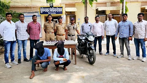 Dhule Crime News | आराम बस चालकांना चाकूचा धाक दाखवून लूटणाऱ्या दोघांना अटक