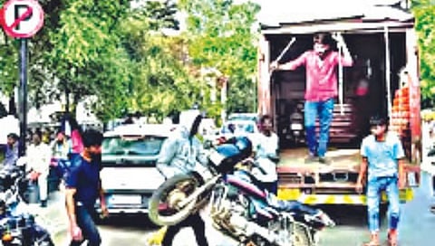 Nashik City Transport : वाहनतळांचा अभाव त्यात ‘टोइंग’चा भार, कारवाईला सुरुवात