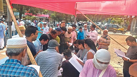 द्वारका : नावे शोधण्यासाठी परिसरातील सर्वच बूथवर झालेली मतदारांची गर्दी. (छाया : दिनेश ठोंबरे)