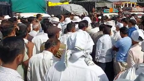 Onion Auction | महाराष्ट्रावर अन्याय ? लासलगावला शेतकऱ्यांनी कांद्याचे लिलाव पाडले बंद
