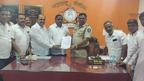 सिडको : वरिष्ठ पोलीस निरीक्षक दिलीप ठाकूर यांना तक्रार अर्ज देताना प्रदिप पेशकार. जगन पाटील, अविनाश पाटील,
रविंद्र पाटील, प्रविण मोरे, प्रकाश चकोर, यशवंत नेरकर, डोंगरसिंग रजपूत, दिनेश मोडक आदी.