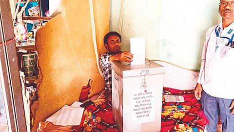 मालेगाव : गृहभेटी दरम्यान मतदान करताना दिव्यांग मतदार.