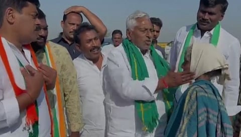 Telangana | भाजपला मत देणार म्हटल्यावर काँग्रेस उमेदवारानं महिलेच्या कानाखाली मारलं, व्हिडिओ व्हायरल