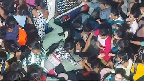 ठाण्यात लोकलमध्ये चढतेवेळी महिलांची चेंगराचेंगरी
