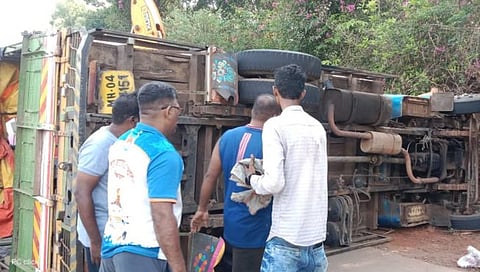 रत्नागिरी : शृंगारतळीनजीक टायर फुटल्याने ट्रक उलटला; दोन महिलांचा मृत्यू