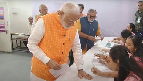 पंतप्रधान मोदींनी अहमदाबादमध्ये बजावला मतदानाचा हक्क