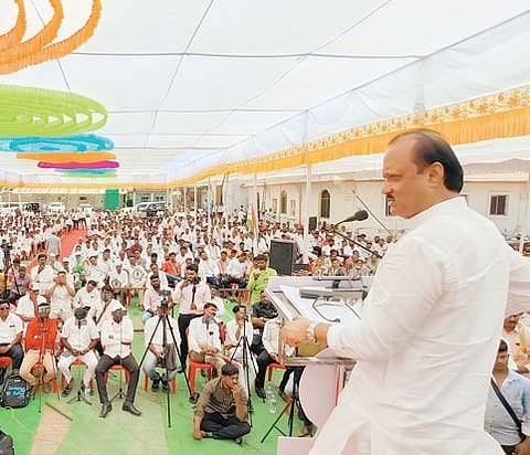 खासदारांनी केवळ ‘सेल्फी’ काढण्याचे काम केले : अजित पवारांची सुप्रिया सुळेंवर टीका