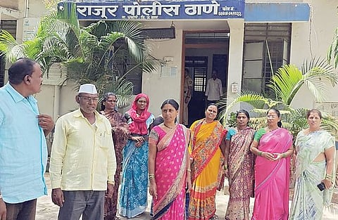 राजूरमध्ये दारू विकणार्यांच्या घरावर मोर्चा!