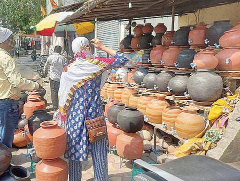 माठ बनतोय उच्चवर्गीयांचाही फ्रिज..! उकाड्याने नागरिक त्रस्त