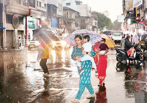 शहरात मतदानाचा शेवटचा टप्पा, पावसाच्या टप्प्यात; रस्ते पुन्हा जलमय