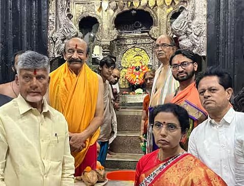 चंद्राबाबू नायडू यांनी सपत्नीक अंबाबाईचे दर्शन घेतले
