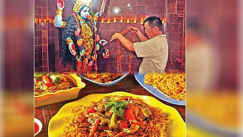 ‘या’ मंदिरात कालीमातेला दाखवला जातो नूडल्स, मोमोजचा नैवेद्य