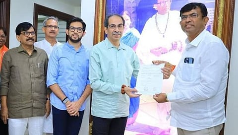 नाशिक : शिक्षक मतदारसंघ निवडणुकीमध्ये नाशिक विभागातून महाविकास आघाडीतर्फे निवडणूक लढविण्यासाठी एबी फॉर्म उमेदवार ॲड. संदीप गुळवे यांना प्रदान करताना शिवसेना उबाठा गटाचे प्रमुख उद्धव ठाकरे. समवेत आमदार आदित्य ठाकरे, संजय राऊत आदी.