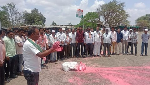 पिंपळनेरमध्ये महाविकास आघाडीतर्फे गुलाल उधळून विजयोत्सव साजरा