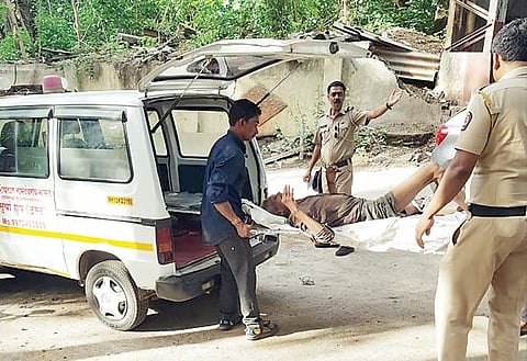रेल्वेयार्डात पडलेल्या पितृतुल्य वृद्धाला वाचविले; स्टेशनमास्तरची उल्लेखनीय कामगिरी