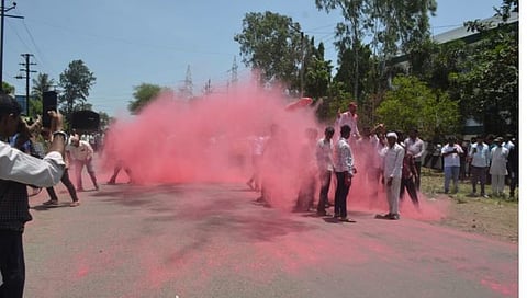 नाशिक : राजाभाऊ वाजे समर्थक विजयाच्या गुलालाची उधळण करत आहेत. (छाया - हेमंत घोरपडे)