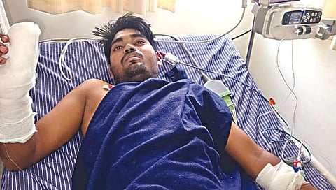 नाशिक : खासगी रुग्णालयात उपचार करण्यात आलेला कामगार मुकेश कुमार.