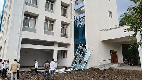 न्यायालयाच्या नुतन इमारतीचा काच तावदान सांगाडा बुधवारी कोसळला.