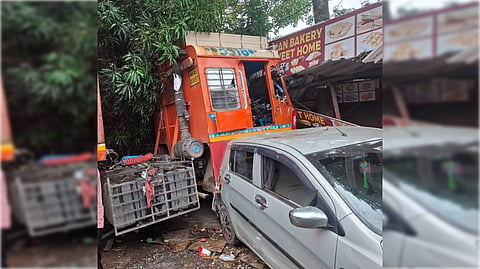 शाळेच्या बसला वाचविण्याच्या प्रयत्नात कंटेनर सर्व्हिस रस्त्याकडे घुसला; एक ठार, तीन जखमी