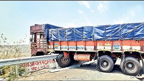 हुश्श्..! करंजी घाटात ट्रकचा अपघात टळला