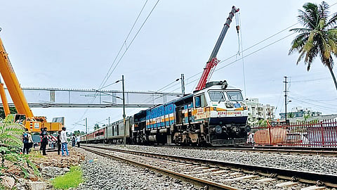 Staff to assist Chintamaninagar Railway Bridge Crane by installing girder