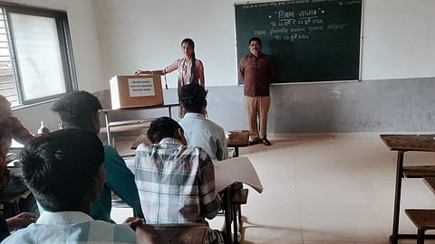 पिंपळनेर : सामोडेच्या अनुदानित आश्रमशाळेत "शिक्षण सप्ताह" निमित्त विविध बौद्धिक उपक्रम