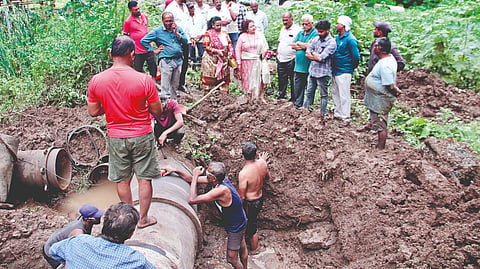 Sangli: While the work of repairing the leakage of the main water supply channel is in progress.