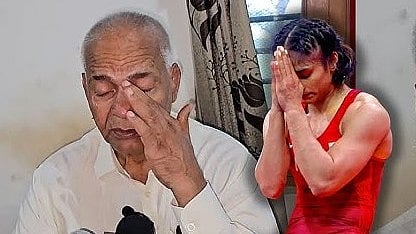 Mahavir Phogat vs Congress